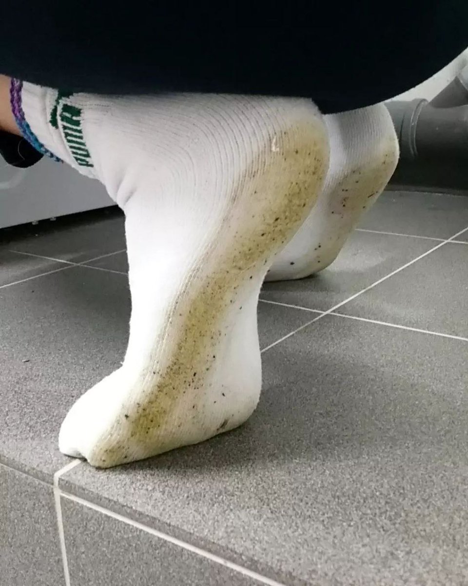 Naa ihr loser hattet ihr einen schönen samstag?😋 ich war heute im park unterwegs wie man sieht 😅 und ich brauche noch eine kleine fotze die sich abmelken lässt meldet euch 😈 #findomgoddes #findom #herrin #godess #feet #füße #füsse