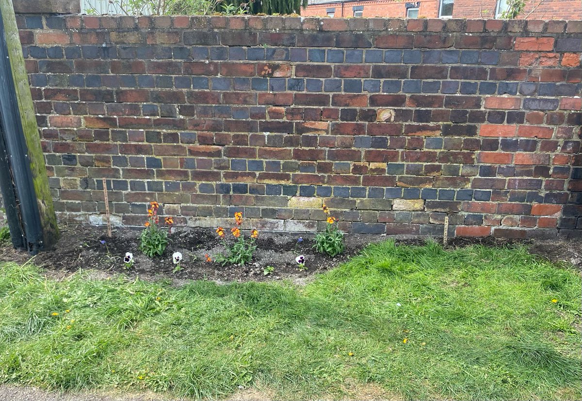 NorthgateLocks's tweet photo. Volunteers have been out today around Tower Wharft planting g 2 flower beds and weeding the crossover bridge. It was hard work , thanks to everyone working today. #NorthgateLocks
#Chester
#TowpathTaskforce
@CRTBoating
@CRTNorthWest
#volunteerbythewater 
#keepcanalsalive https://t.co/4oNcDSNbh7