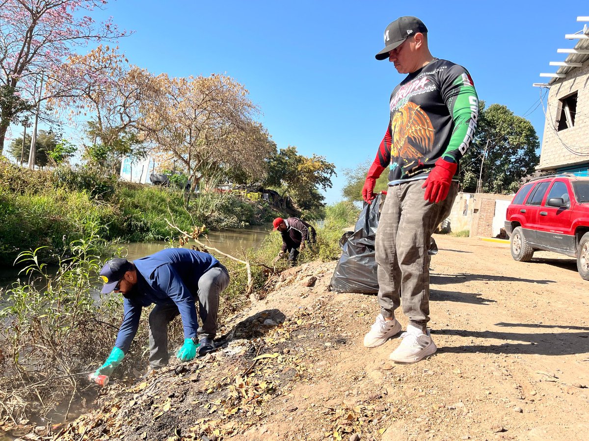 JAPAMAAHOME's tweet photo. Equipo Japama sumó esfuerzos en la limpieza del canal Hidalgo 4 que abastece a la Planta Comisión Río Fuerte.
Cuidemos el agua desde su origen, manteniendo limpios ríos y canales. La basura, por favor, deposítala en su lugar.
#TuFuenteDeVida #JAPAMA #canaleslimpios #agualimpia https://t.co/H9uqoAXmhh