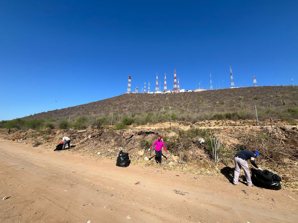 JAPAMAAHOME's tweet photo. Equipo Japama sumó esfuerzos en la limpieza del canal Hidalgo 4 que abastece a la Planta Comisión Río Fuerte.
Cuidemos el agua desde su origen, manteniendo limpios ríos y canales. La basura, por favor, deposítala en su lugar.
#TuFuenteDeVida #JAPAMA #canaleslimpios #agualimpia https://t.co/H9uqoAXmhh