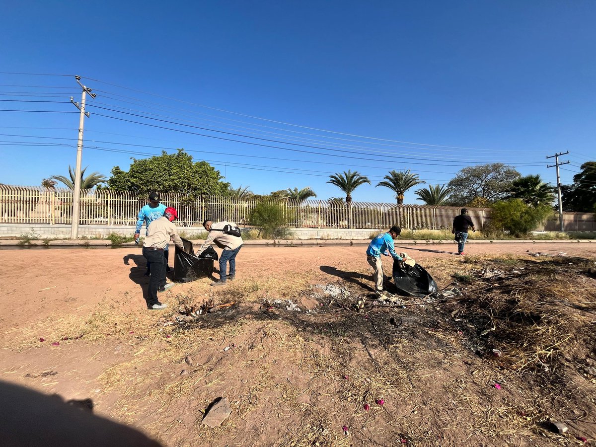 JAPAMAAHOME's tweet photo. Equipo Japama sumó esfuerzos en la limpieza del canal Hidalgo 4 que abastece a la Planta Comisión Río Fuerte.
Cuidemos el agua desde su origen, manteniendo limpios ríos y canales. La basura, por favor, deposítala en su lugar.
#TuFuenteDeVida #JAPAMA #canaleslimpios #agualimpia https://t.co/H9uqoAXmhh