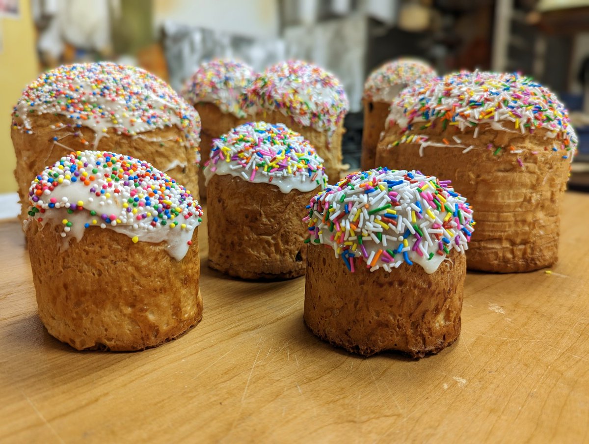 🧁Some call it a ‘giant cupcake’—we call it Easter Bread! Available in various sizes, with or without raisins, with or without icing. 👉🏼Place your orders by April 14th!