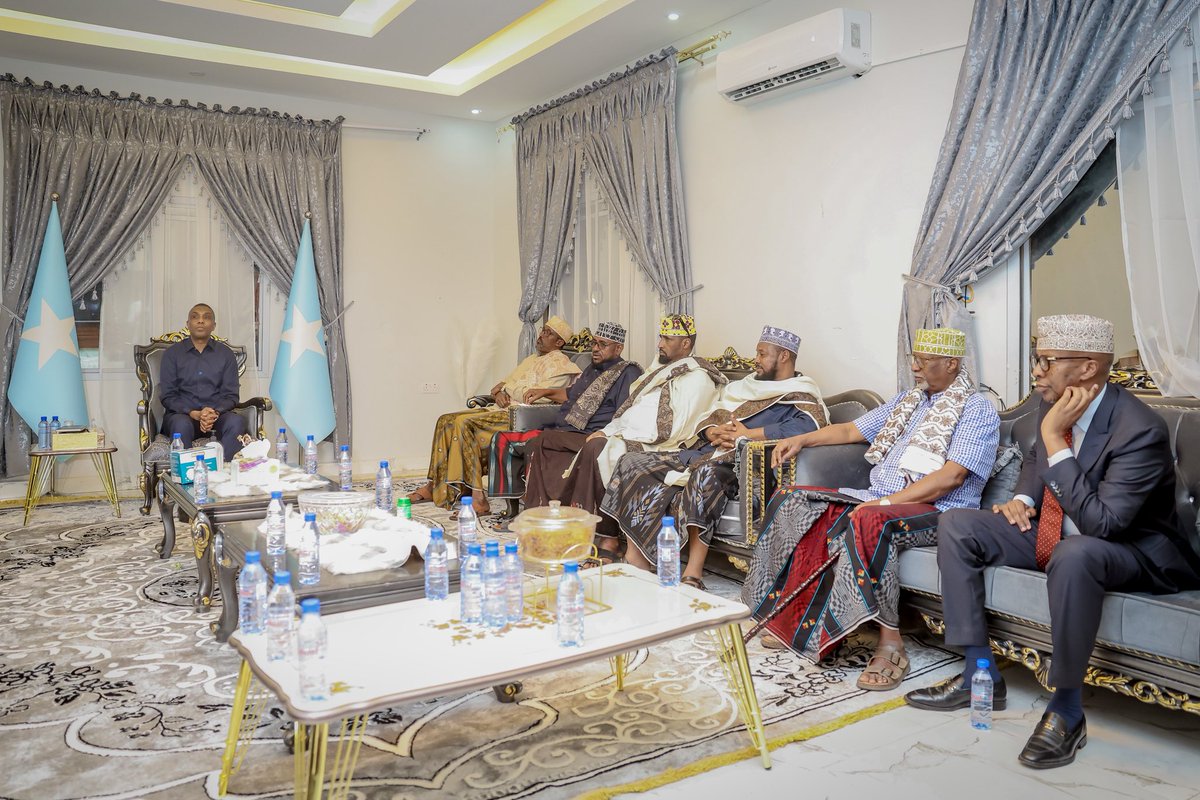 SomaliPM's tweet photo. 𝐑𝐚’𝐢𝐢𝐬𝐮𝐥 𝐖𝐚𝐬𝐚𝐚𝐫𝐞 𝐗𝐚𝐦𝐬𝐚 𝐂𝐚𝐛𝐝𝐢 𝐁𝐚𝐫𝐫𝐞, 𝐨𝐨 𝐜𝐚𝐚𝐰𝐚 𝐤𝐮𝐥𝐚𝐧 𝐦𝐮𝐡𝐢𝐢𝐦 𝐚𝐡  𝐥𝐚 𝐪𝐚𝐚𝐭𝐚𝐲 𝐈𝐬𝐢𝐦𝐦𝐚𝐝𝐚  𝐒𝐒𝐂-𝐊𝐡𝐚𝐚𝐭𝐮𝐦𝐨

Laascaanood, Sabti, 12 Abriil 2025: — Ra’iisul Wasaaraha Xukuumadda Federaalka Soomaaliya, Mudane Xamsa Cabdi Barre, ayaa caawa magaalada Laascaanood kulan muhiim ah kula yeeshay Isimada deegaannada SSC-Khaatumo.

Kulanka ayaa diirrada lagu saaray sidii loo xoojin lahaa midnimada iyo geeddi-socodka nabadda, dib-u-heshiisiinta iyo xasilloonida dalka, isaga oo ka dhagaystay tallooyin dhaxal-gal ah oo ku aaddan dib-u dhiska dalka, iyo sidii deegaannada SSC-Khaatumo looga hirgalin lahaa hey’addaha dowladda ee bulshada soo gaarsiiya adeegyada muhiimka ah ee ay u baahan yihiin.

Mudane Xamsa Cabdi Barre, ayaa uga mahadceliyey Isimada doorkooda muhiimka ah ee ku aaddan nabadaynta iyo midnimada, waxaa uuna adkeeyey sida ay Xukuumaddiisu mudnaan gaar ah u siineyso xoojinta hey’adaha dowladda iyo ilaalinta midnimada ummadda Soomaaliyeed.