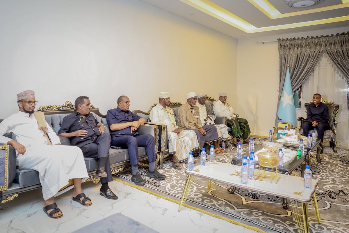 SomaliPM's tweet photo. 𝐑𝐚’𝐢𝐢𝐬𝐮𝐥 𝐖𝐚𝐬𝐚𝐚𝐫𝐞 𝐗𝐚𝐦𝐬𝐚 𝐂𝐚𝐛𝐝𝐢 𝐁𝐚𝐫𝐫𝐞, 𝐨𝐨 𝐜𝐚𝐚𝐰𝐚 𝐤𝐮𝐥𝐚𝐧 𝐦𝐮𝐡𝐢𝐢𝐦 𝐚𝐡  𝐥𝐚 𝐪𝐚𝐚𝐭𝐚𝐲 𝐈𝐬𝐢𝐦𝐦𝐚𝐝𝐚  𝐒𝐒𝐂-𝐊𝐡𝐚𝐚𝐭𝐮𝐦𝐨

Laascaanood, Sabti, 12 Abriil 2025: — Ra’iisul Wasaaraha Xukuumadda Federaalka Soomaaliya, Mudane Xamsa Cabdi Barre, ayaa caawa magaalada Laascaanood kulan muhiim ah kula yeeshay Isimada deegaannada SSC-Khaatumo.

Kulanka ayaa diirrada lagu saaray sidii loo xoojin lahaa midnimada iyo geeddi-socodka nabadda, dib-u-heshiisiinta iyo xasilloonida dalka, isaga oo ka dhagaystay tallooyin dhaxal-gal ah oo ku aaddan dib-u dhiska dalka, iyo sidii deegaannada SSC-Khaatumo looga hirgalin lahaa hey’addaha dowladda ee bulshada soo gaarsiiya adeegyada muhiimka ah ee ay u baahan yihiin.

Mudane Xamsa Cabdi Barre, ayaa uga mahadceliyey Isimada doorkooda muhiimka ah ee ku aaddan nabadaynta iyo midnimada, waxaa uuna adkeeyey sida ay Xukuumaddiisu mudnaan gaar ah u siineyso xoojinta hey’adaha dowladda iyo ilaalinta midnimada ummadda Soomaaliyeed.