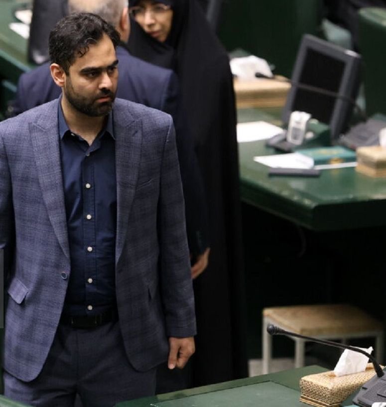 قیمت دلار به ۹۰ هزار تومان رسید
۱۵ هزار تومان کاهش در کمتر از یک هفته!

آقای ثابتی!
عامل بالا رفتن قیمت دلار، تصمیم‌گیر بودن امثال شماست نه همتی!

همین که شما از تصمیم‌گیری ها کنار گذاشته شوید،
امید به مردم بازخواهد گشت.