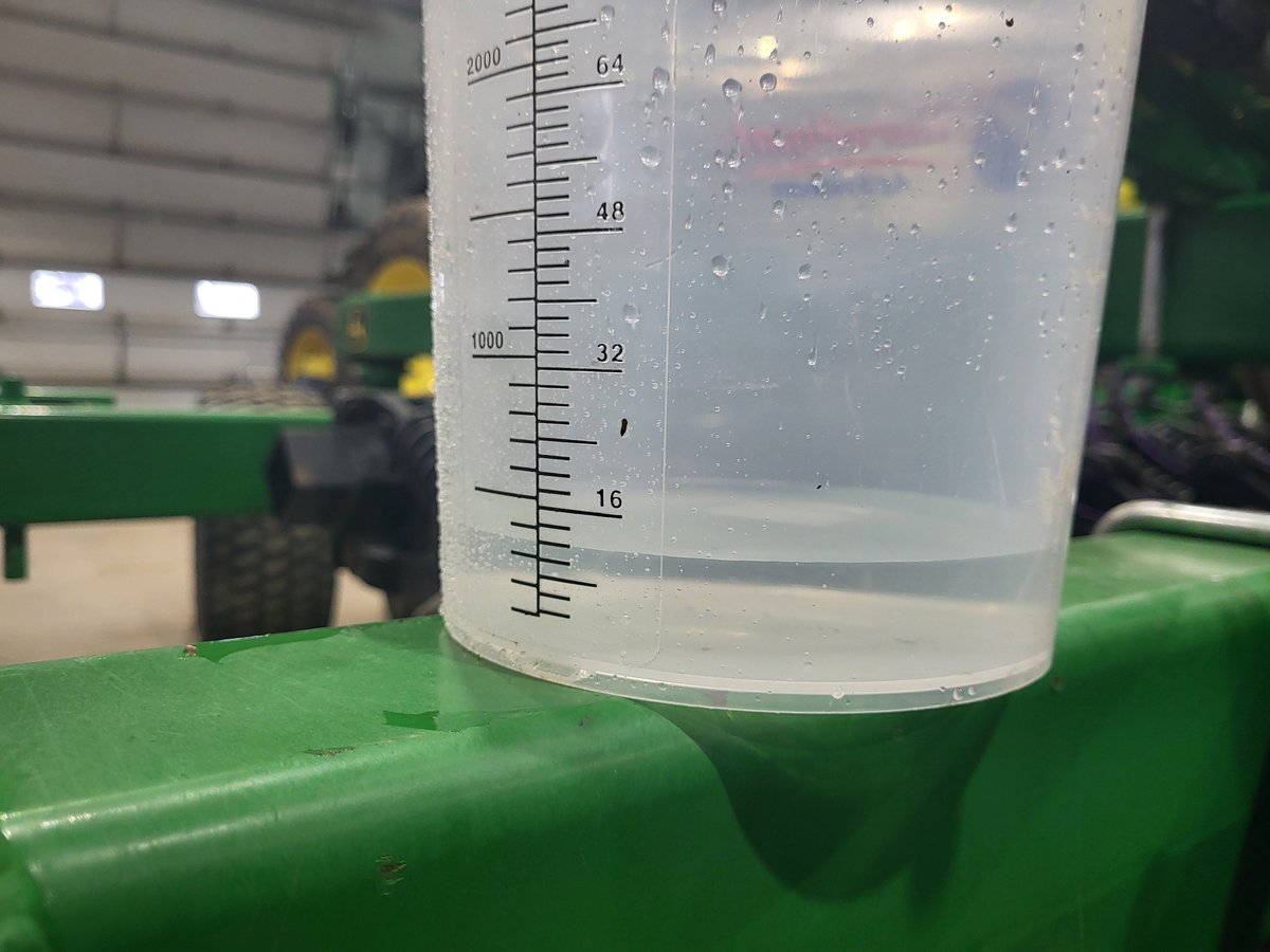 EdJHanson's tweet image. Catch test time, beauty upgrade for this drill!  
#550gallontank
#section control
#JD2000ratecontroller
Tres belles addition de semoir, merci bcp pour le travail