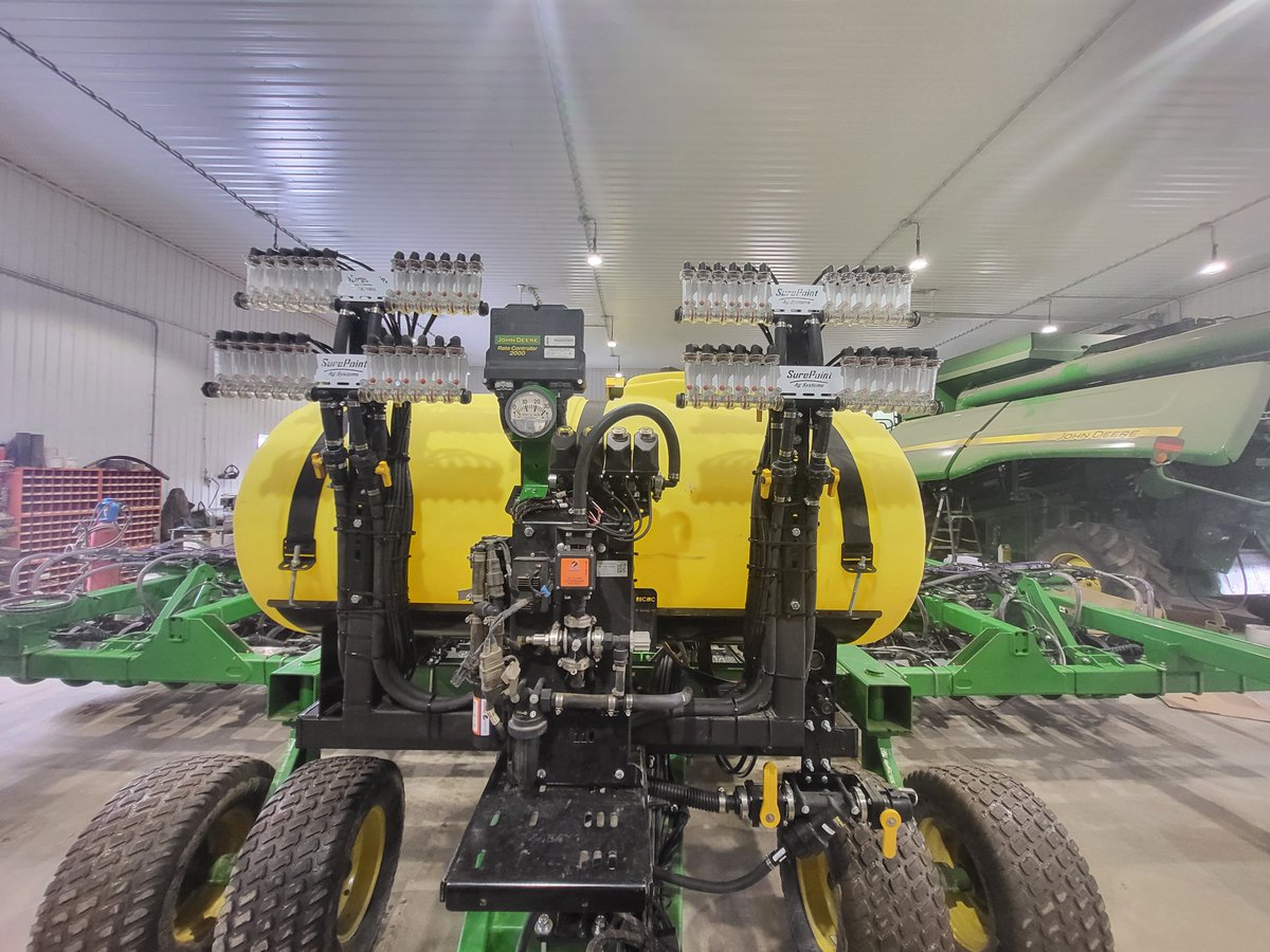 EdJHanson's tweet image. Catch test time, beauty upgrade for this drill!  
#550gallontank
#section control
#JD2000ratecontroller
Tres belles addition de semoir, merci bcp pour le travail