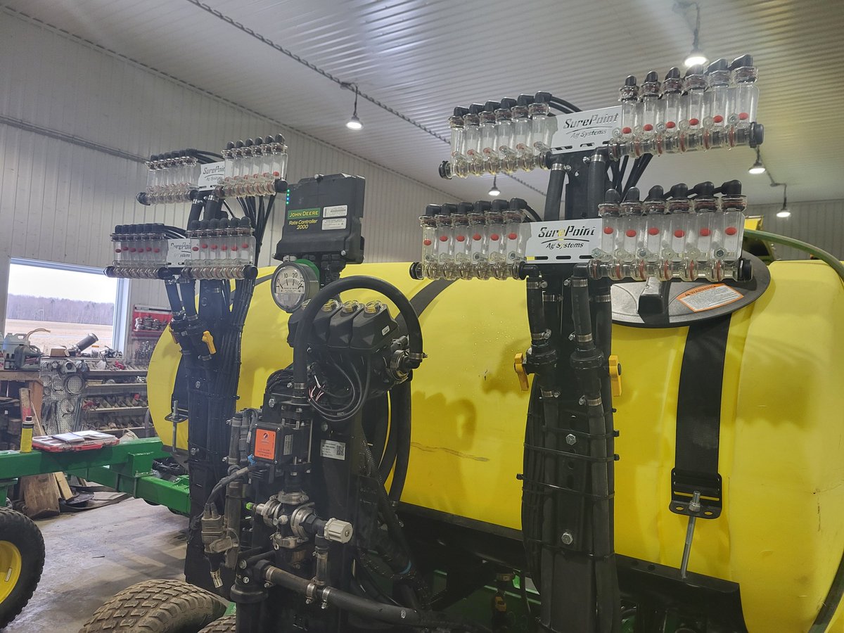 EdJHanson's tweet image. Catch test time, beauty upgrade for this drill!  
#550gallontank
#section control
#JD2000ratecontroller
Tres belles addition de semoir, merci bcp pour le travail