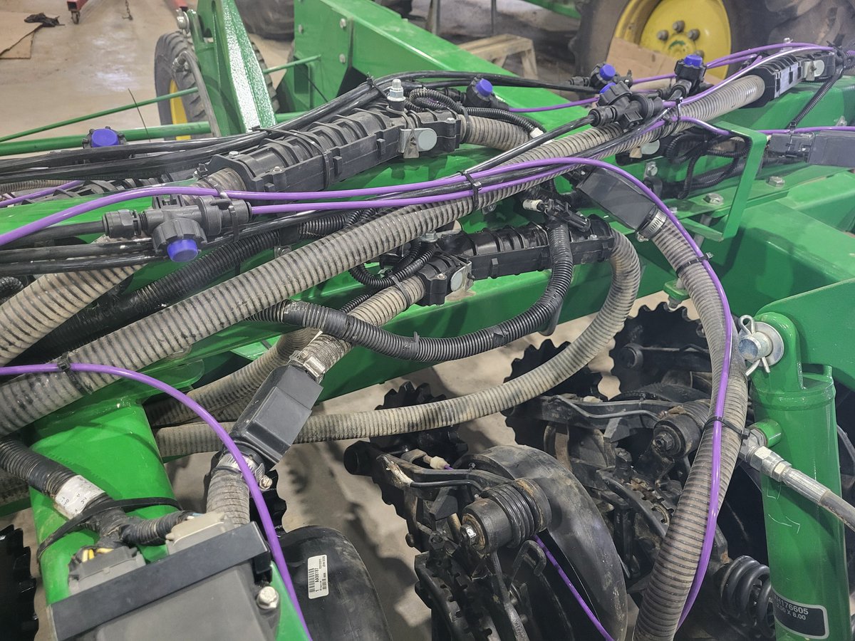 EdJHanson's tweet image. Catch test time, beauty upgrade for this drill!  
#550gallontank
#section control
#JD2000ratecontroller
Tres belles addition de semoir, merci bcp pour le travail