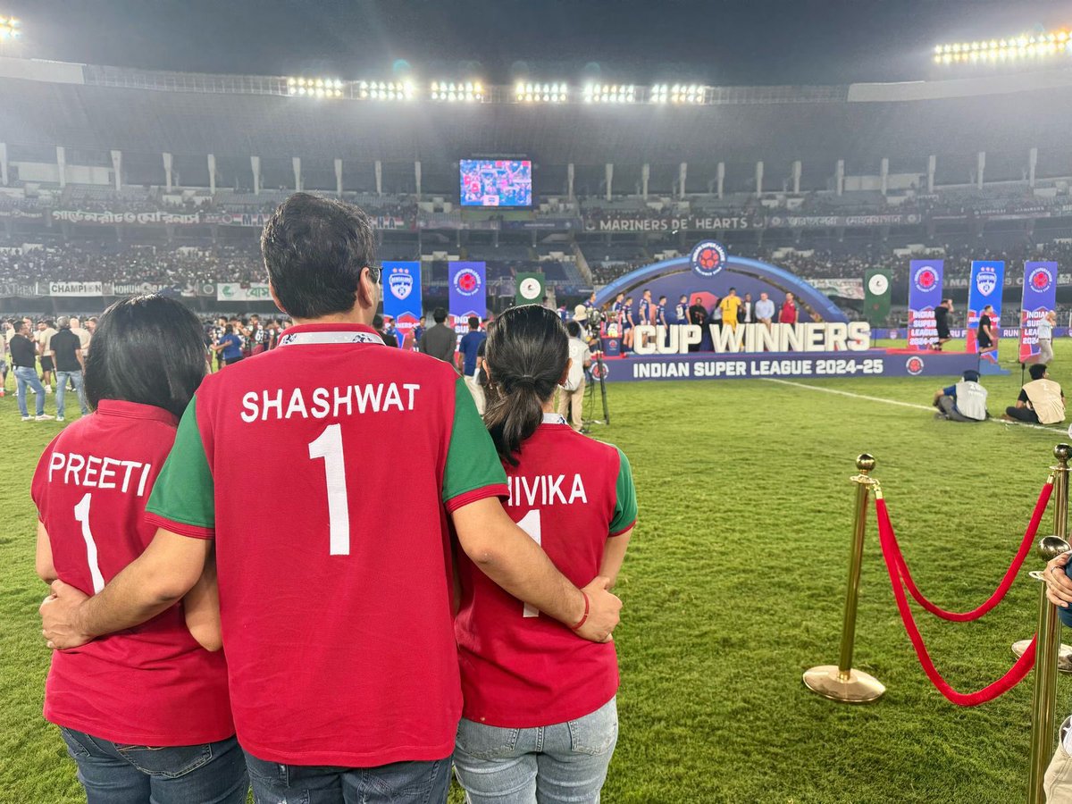 shashwatgoenka's tweet photo. I couldn’t have asked for a better birthday gift. What a day for the Super Giants! @LucknowIPL defeating the table-toppers and @mohunbagansg doing an ISL double, bringing the #ISLCup home!

It was a day for the books! https://t.co/8hbVyNU2DS