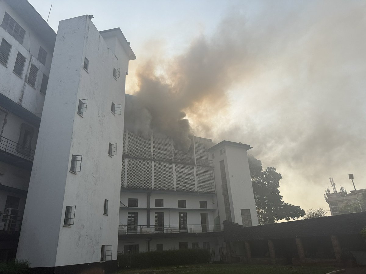 Fire fighters are battling to put a raging fire under control at State House in Freetown #SierraLeone. The president’s floor is so far unaffected. But the fire seems to be spreading across the top floor. The cause is yet unclear.