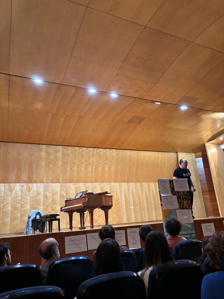 escolacoralvj's tweet photo. Directores, pianistes i coralistes de l’Escola Coral han assistit hui a la jornada de direcció coral infantil i juvenil, organitzada per la @fecijcv
Han conegut projectes nacionals de la mà de #DavidAzurza i #EvaUgalde,i han gaudit d’un taller pràctic amb Alfonso @Alf_Elorriaga https://t.co/yZkH9VdhWS