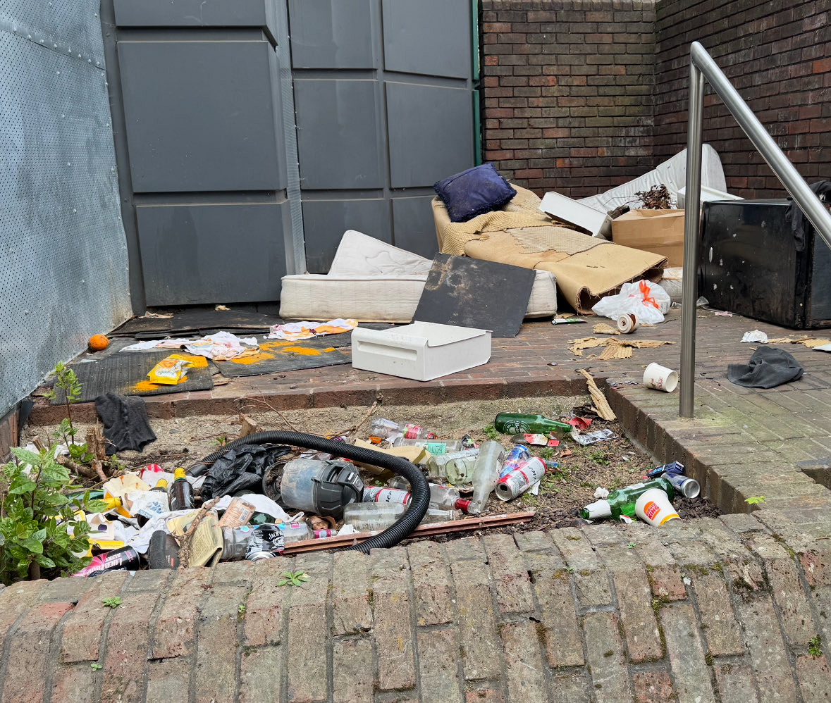Junipertwo's tweet photo. @yourcroydon @JasonForCroydon Altyre Rd.

Health hazard
Fire hazard
Drug den
Attracting vermin and anti social behaviour https://t.co/06CgQLizzS