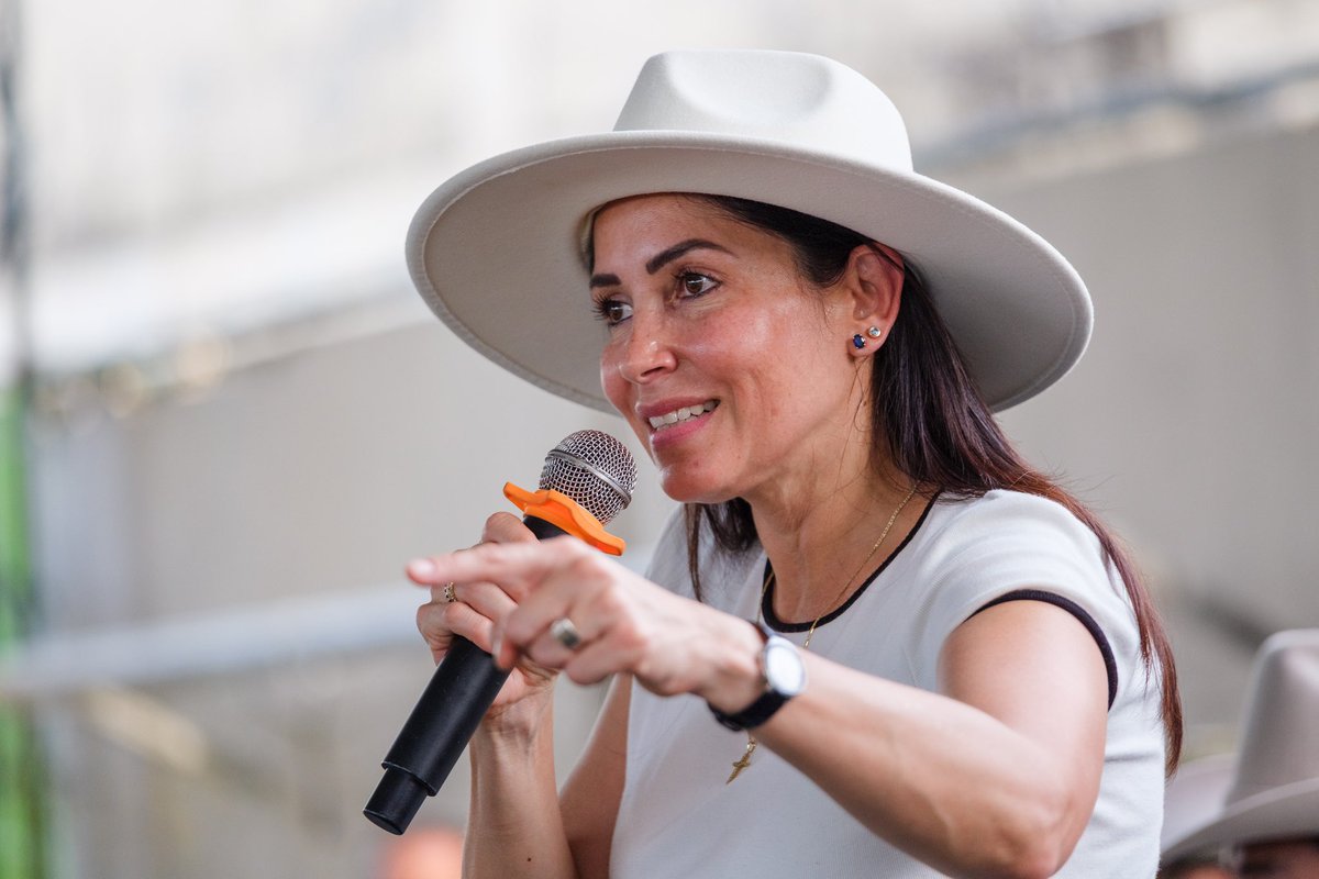 Duele ver cómo la salud, la seguridad y la economía se siguen deteriorando, no se trata de colores ni de fanatismos, se trata de abrir los ojos y hacer conciencia.
Por eso hoy más que nunca debemos elegir con responsabilidad <a href="/LuisaGonzalezEc/">Luisa González</a> es esa opción.❤️🇪🇨#LuisaEsLaEsperanza