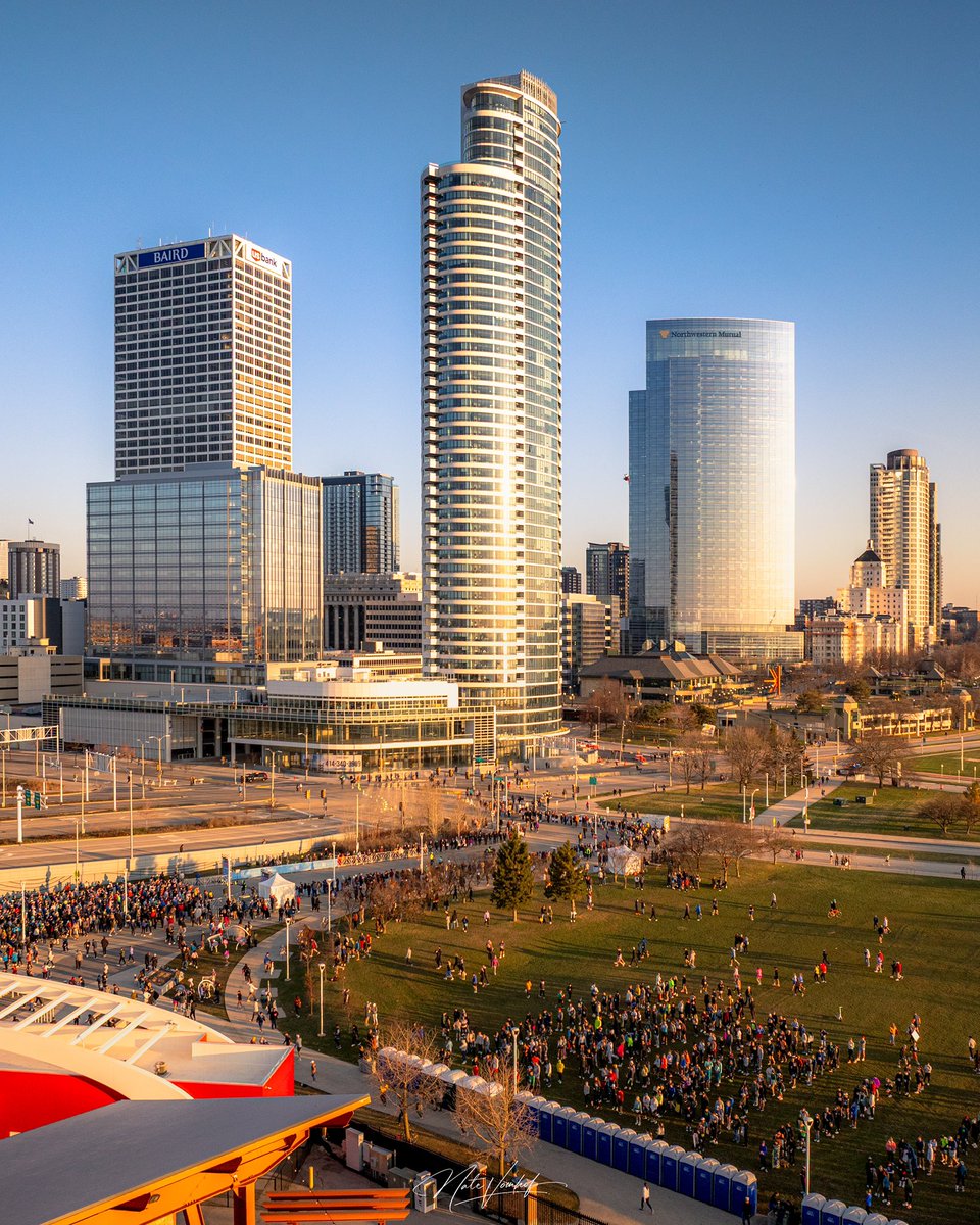 natevomhof's tweet photo. Shots from this morning’s Milwaukee Marathon. 🏃‍♂️ https://t.co/naeSbkToTo