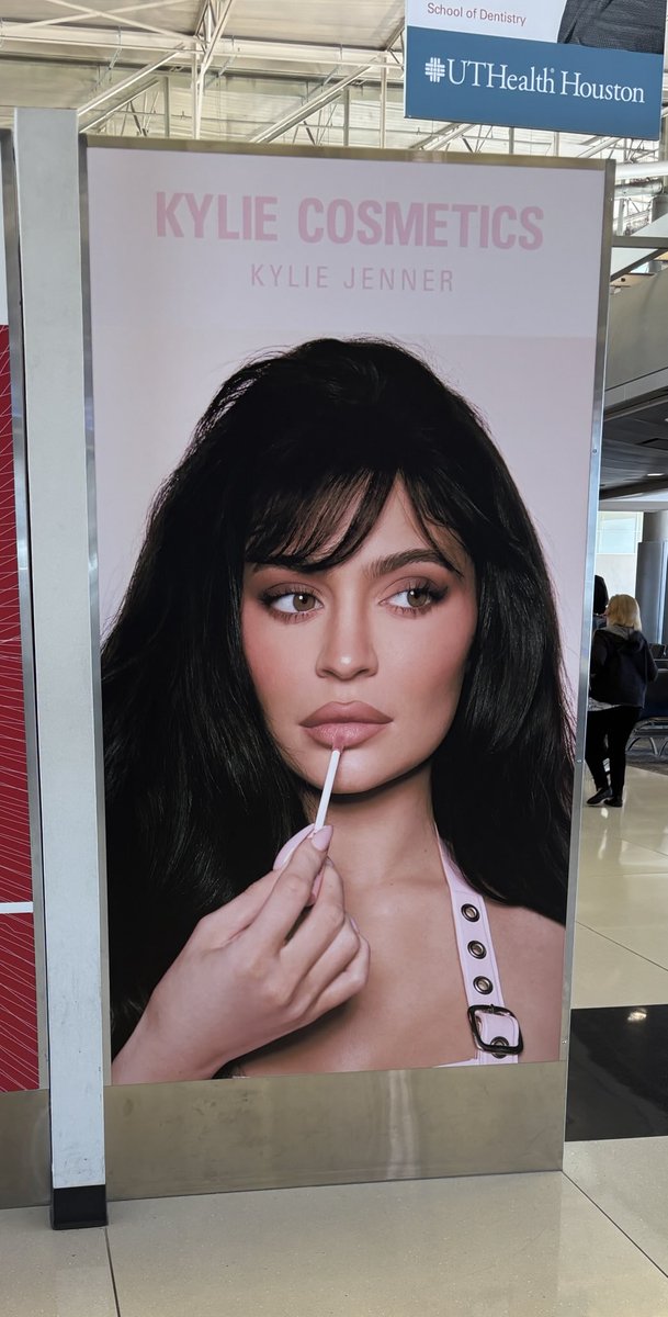 These proportions are wild. How does that neck hold up that giant head? #kyliejenner