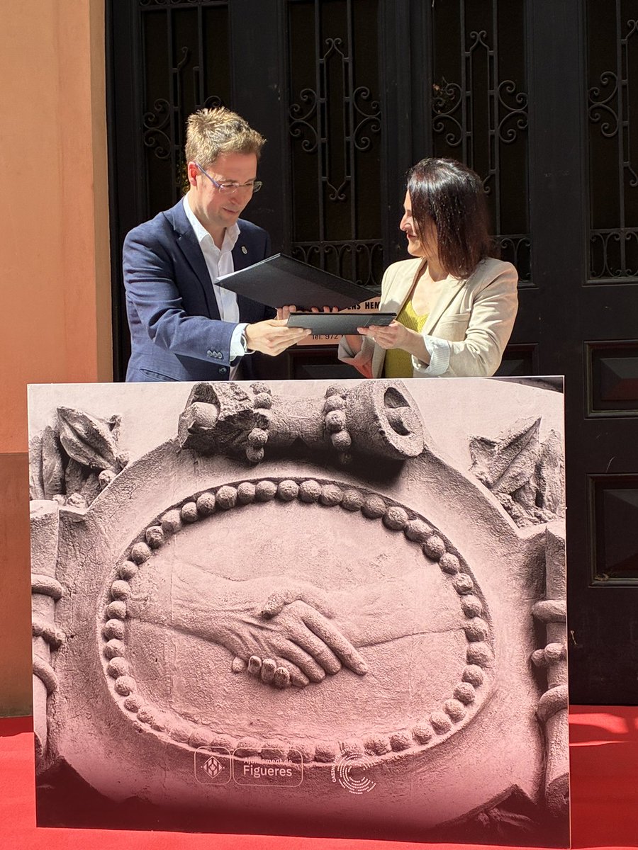 AngelaDomenech9's tweet photo. Figueres celebra l’històric acord entre l'Ajuntament i el Casino Menestral Figuerenc 😃👏👌👏 https://t.co/oWXGTZQIrd
