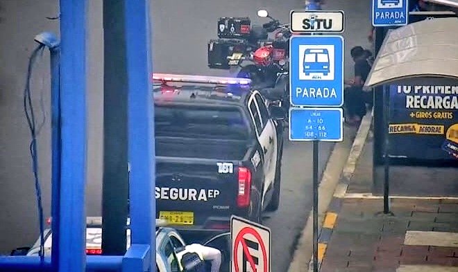 ⛑️ Tras una alerta del EAS URDESA, nuestro Paramédico VIR acudió a la avenida Kennedy a brindar atención prehospitalaria a una ciudadana que sufrió un accidente de tránsito. 

Se estabilizó a la paciente mientras arribó la ambulancia para su traslado. 🚒🩺