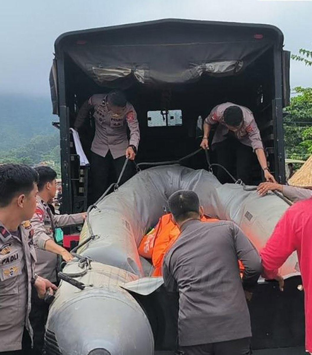 DariPolisi's tweet photo. Satbrimob Polda Sultra bergerak cepat mengevakuasi warga terdampak banjir di Desa Linomoyo, Konawe Utara. Dalam proses evakuasi ini, keselamatan lansia, anak-anak, dan ibu hamil menjadi prioritas utama.

#polisiuntukmasyarakat #Polisiindonesia #polisibaik https://t.co/vA3wNce6QR