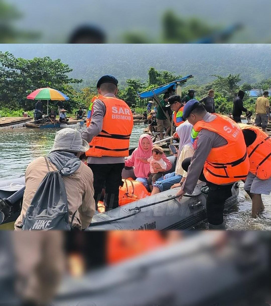 DariPolisi's tweet photo. Satbrimob Polda Sultra bergerak cepat mengevakuasi warga terdampak banjir di Desa Linomoyo, Konawe Utara. Dalam proses evakuasi ini, keselamatan lansia, anak-anak, dan ibu hamil menjadi prioritas utama.

#polisiuntukmasyarakat #Polisiindonesia #polisibaik https://t.co/vA3wNce6QR