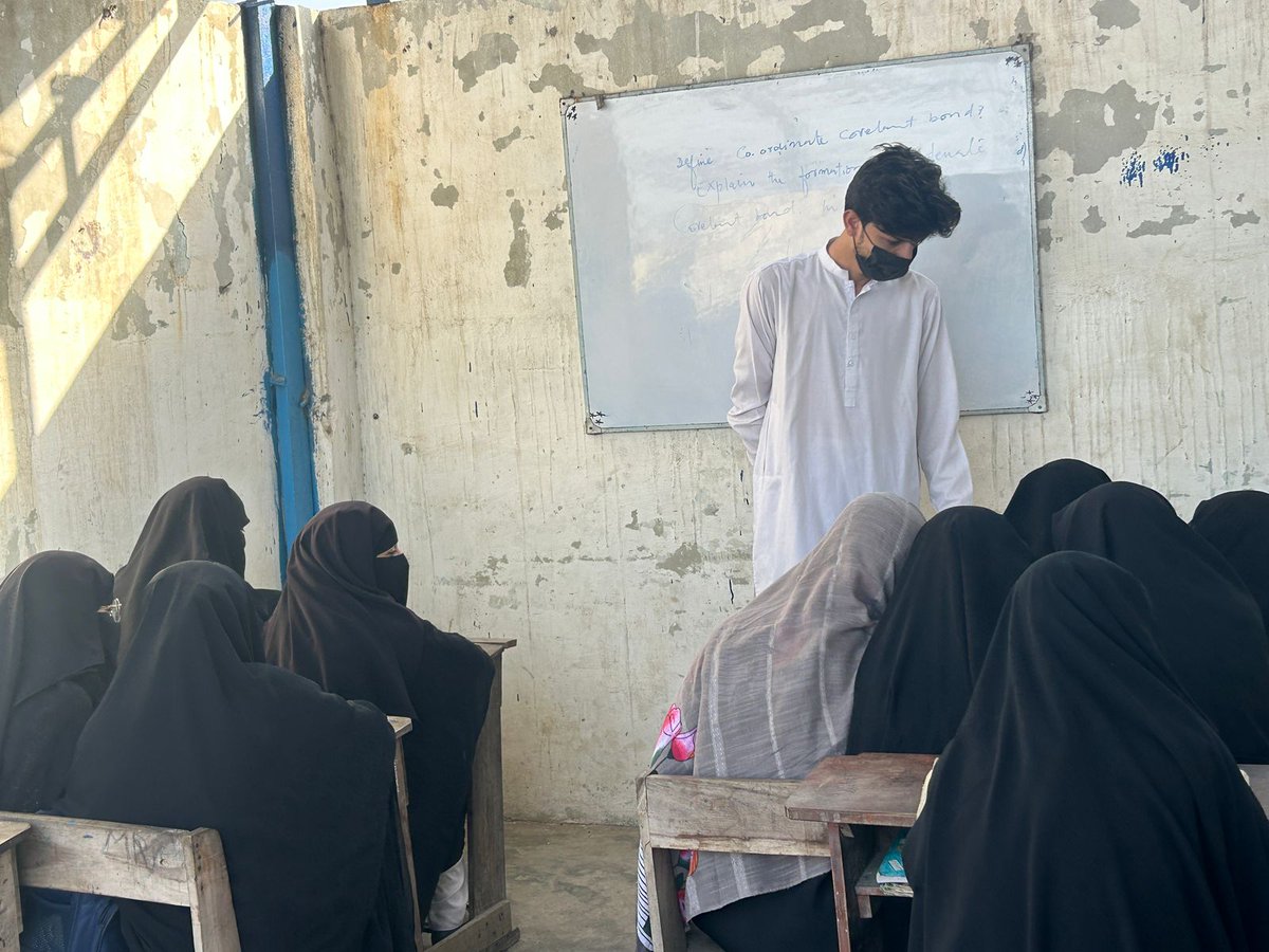 GlobalTo4959's tweet photo. Art doesn’t just decorate the world—it changes it.
With brushes in hand and purpose in heart, 21 youth from our partner organization SPARC led an inspiring art session at Al-Buraq Educational Institute, Machar Colony, Karachi.
What was the motive behind it? https://t.co/6VYNHOlu36
