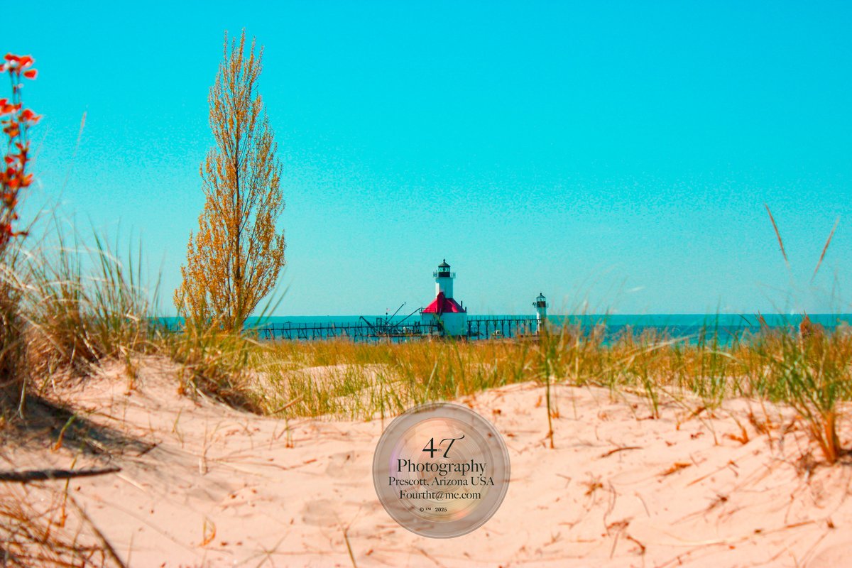 Fourtht's tweet photo. Constructed in 1904, the Michigan City Breakwater Lighthouse stands 49 feet tall and provides a light for 12 nautical miles. 
https://t.co/hIJtV0eDvJ 
#Lighthouse #MichiganCityIndiana #PierheadLight #MichiganCitybreakwaterlight #Michigancityeastlight, #LakeMichigan https://t.co/f3qvJ4BB1z