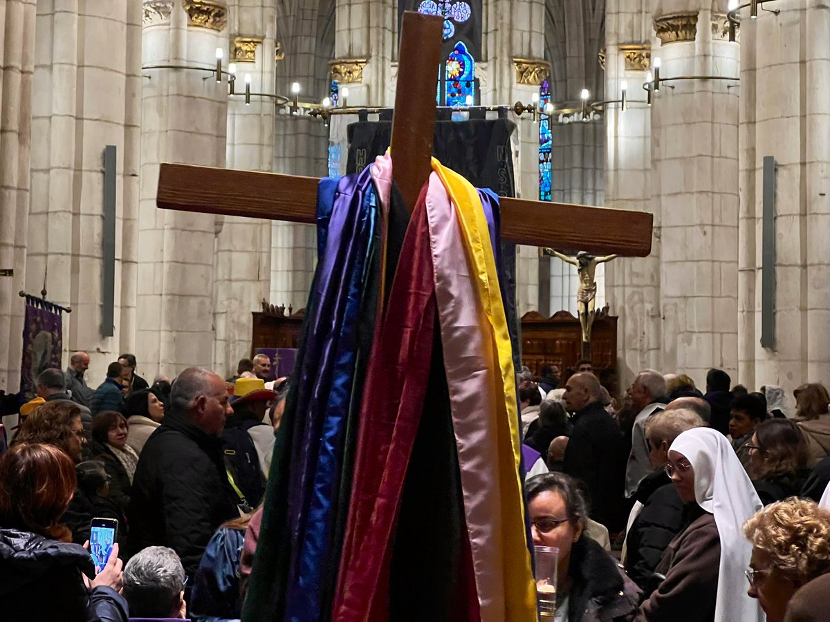 DiocesisVitoria's tweet photo. VÍA CRUCIS DEL MUNDO ✝️ | Cientos de personas llenan la @CatedralVitoria para participar en el rezo y meditaciones del Via Crucis del Mundo organizado por Berakah en su XX edición. 32 colectivos sociales, educativos y eclesiales han guiado las oraciones en esta lluviosa tarde. https://t.co/wm14MOww09