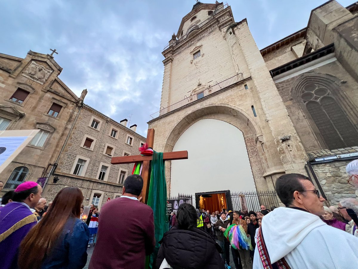 DiocesisVitoria's tweet photo. VÍA CRUCIS DEL MUNDO ✝️ | Cientos de personas llenan la @CatedralVitoria para participar en el rezo y meditaciones del Via Crucis del Mundo organizado por Berakah en su XX edición. 32 colectivos sociales, educativos y eclesiales han guiado las oraciones en esta lluviosa tarde. https://t.co/wm14MOww09