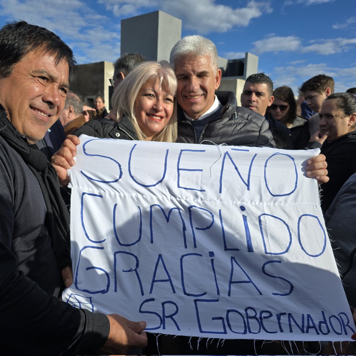 La perversión de unos pocos le quiso robar la esperanza a quienes tienen derecho a soñar.
Hoy <a href="/claudiojpoggi/">Claudio Javier Poggi</a> esta cumpliendo con la palabra empeñada y saldando una deuda del estado de la provincia de San Luis, con sus ciudadanos
El plan de construcción de viviendas volvió para
