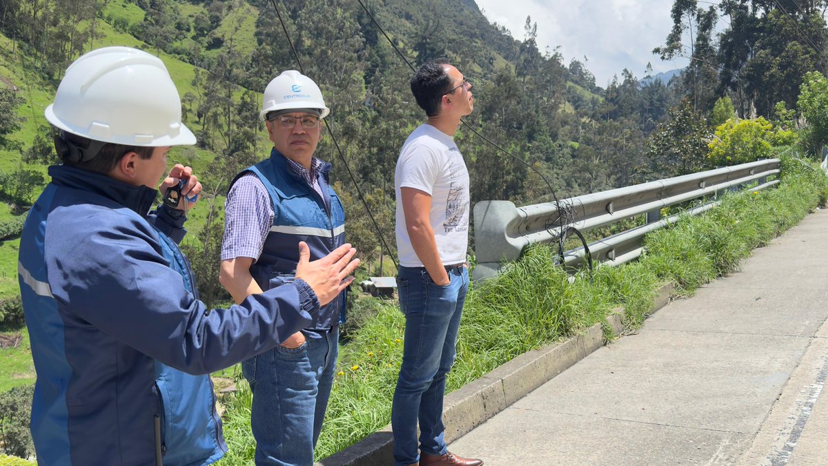 centrosurec's tweet photo. Hoy, junto a  @ObrasPublicasEc, recorrimos el sector de Sayausí para identificar riesgos y prevenir afectaciones a la red eléctrica ante la temporada invernal.
Trabajamos por la seguridad de todos.
#TrabajamosConEnergía #TemporadaInvernal https://t.co/yimdT1bTdT