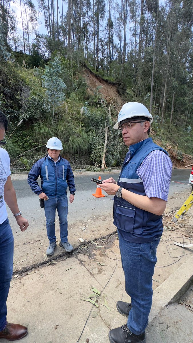 centrosurec's tweet photo. Hoy, junto a  @ObrasPublicasEc, recorrimos el sector de Sayausí para identificar riesgos y prevenir afectaciones a la red eléctrica ante la temporada invernal.
Trabajamos por la seguridad de todos.
#TrabajamosConEnergía #TemporadaInvernal https://t.co/yimdT1bTdT
