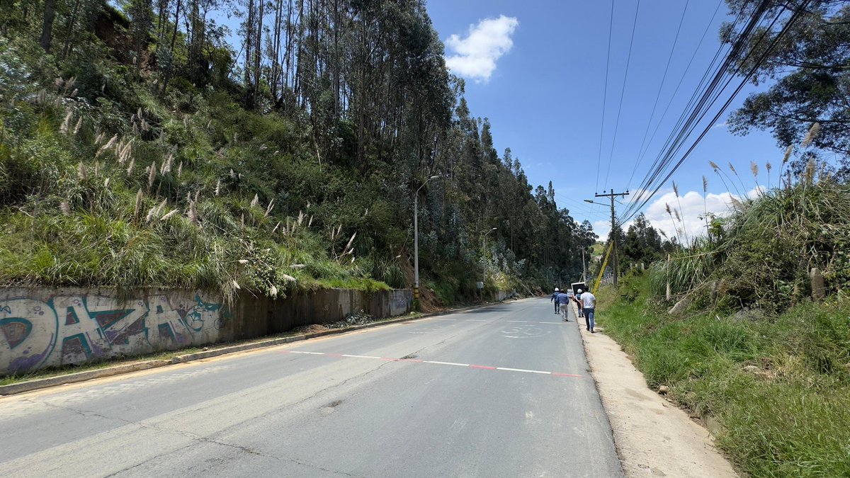 centrosurec's tweet photo. Hoy, junto a  @ObrasPublicasEc, recorrimos el sector de Sayausí para identificar riesgos y prevenir afectaciones a la red eléctrica ante la temporada invernal.
Trabajamos por la seguridad de todos.
#TrabajamosConEnergía #TemporadaInvernal https://t.co/yimdT1bTdT