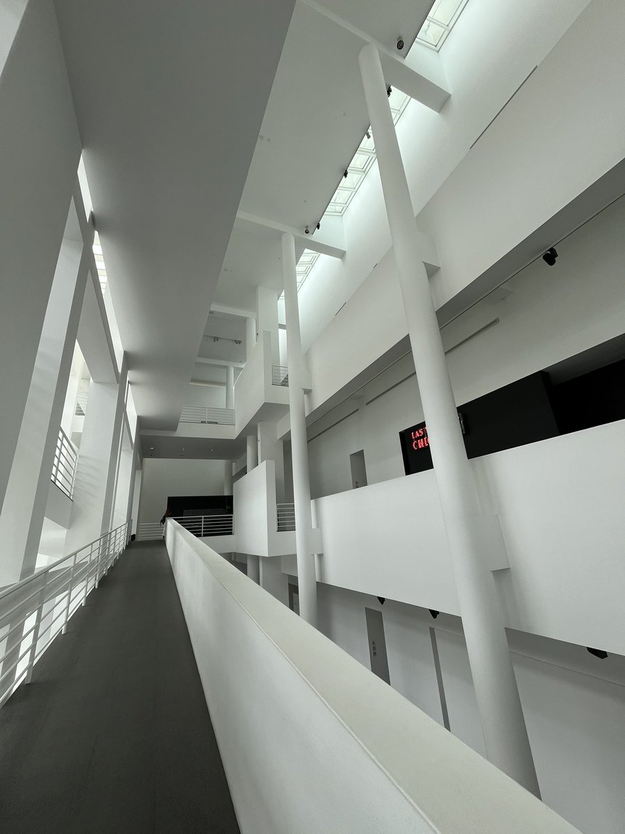 immaamadeog's tweet photo. Avui @MACBA_Barcelona. Edifici impressionant. Pel que fa a les exposicions actuals… ensopego amb un tipus d’art amb el qual no connecto gaire. O gens. Em costa. #Macba https://t.co/t0n39WP4EA
