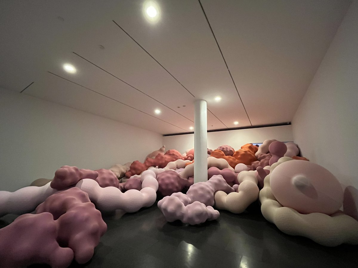 immaamadeog's tweet photo. Avui @MACBA_Barcelona. Edifici impressionant. Pel que fa a les exposicions actuals… ensopego amb un tipus d’art amb el qual no connecto gaire. O gens. Em costa. #Macba https://t.co/t0n39WP4EA