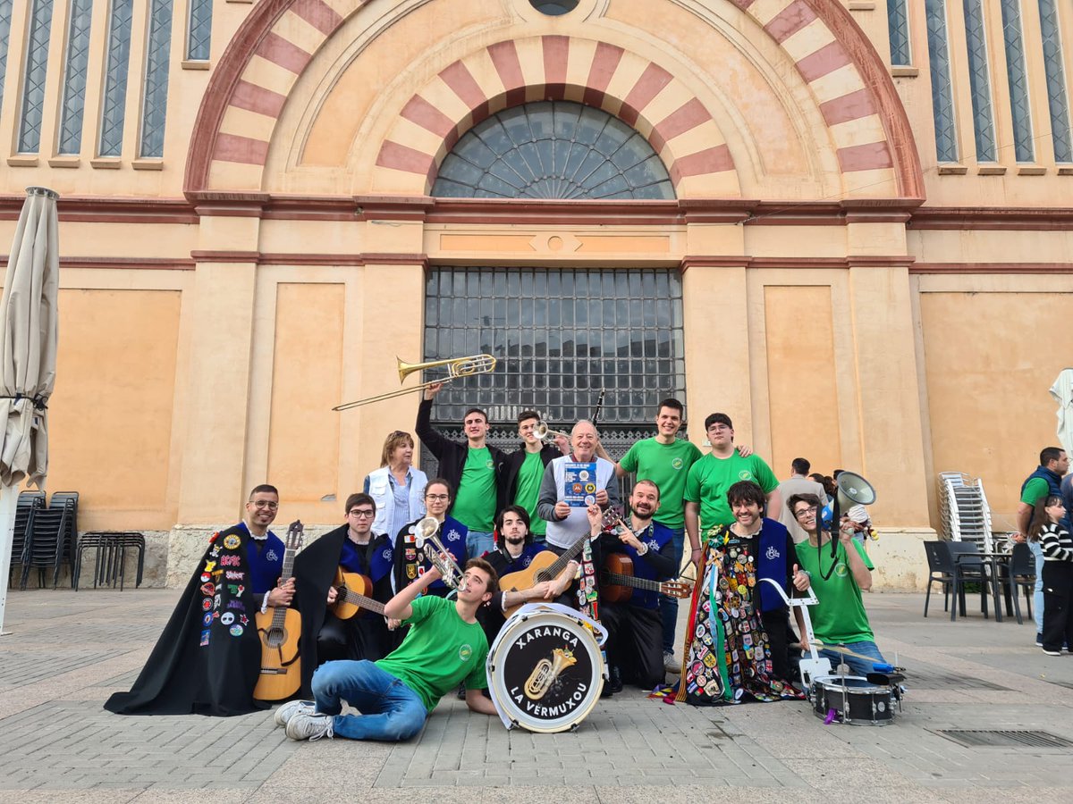 📣 MARATÓ DE SANG - TORTOSA ❤️

Avuí hem participat de la cercavila anunciadora de la Marató de Sang de #Tortosa del proper dijous 24 tarda i divendres 25 tot lo dia a la Pl. Ajuntament. 

I hem tocat amb els amics de @lavermuxou . 

Lo goig és donar-ne!! 💙💪🏻
Moltes gràcies!!