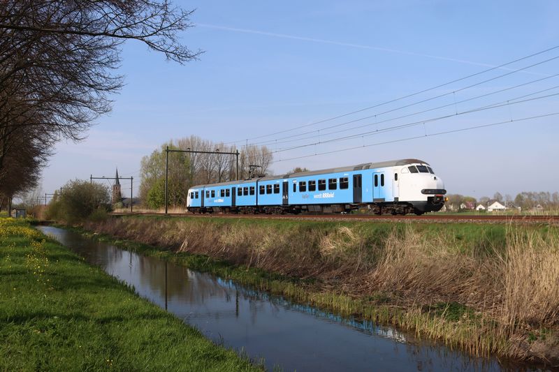 OVnieuwsINFO's tweet photo. In beeld: Keolis Mat'64 overgebracht vanaf Roosendaal naar Amersfoort - https://t.co/i8QffESvLo
#Mat64 #PlanV #Apekop #Keolis #Treinennieuws #OVnieuws #OpenbaarVervoer #Treinleven #Railways #Valleilijn #Kippenlijn #Houten #Schalkwijk https://t.co/2VAoBYU1cf
