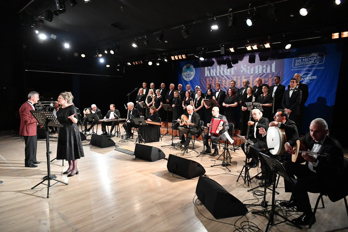 Kayseri Büyükşehir Belediyemiz tarafından düzenlenen Kent Korosu Türk Sanat Müziği Konseri, sanatsever hemşehrilerimizin yoğun katılımıyla gerçekleşti. 🎶 

#HerŞeyKayseriİçin