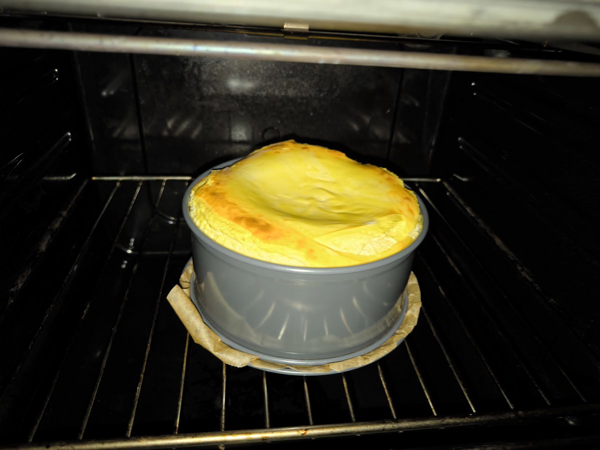 PTA_mit_Oboe's tweet photo. Experimenteller Käsekuchen 😅
War jetzt 65 Minuten im Ofen und darf dort bei geöffneter Tür auskühlen. Die ganze Wohnung duftet. 🤤
Ich hoffe, das hat alles so geklappt mit meinen Austauschzutaten. 🤭
#JessiBackt https://t.co/tY90mNWICf