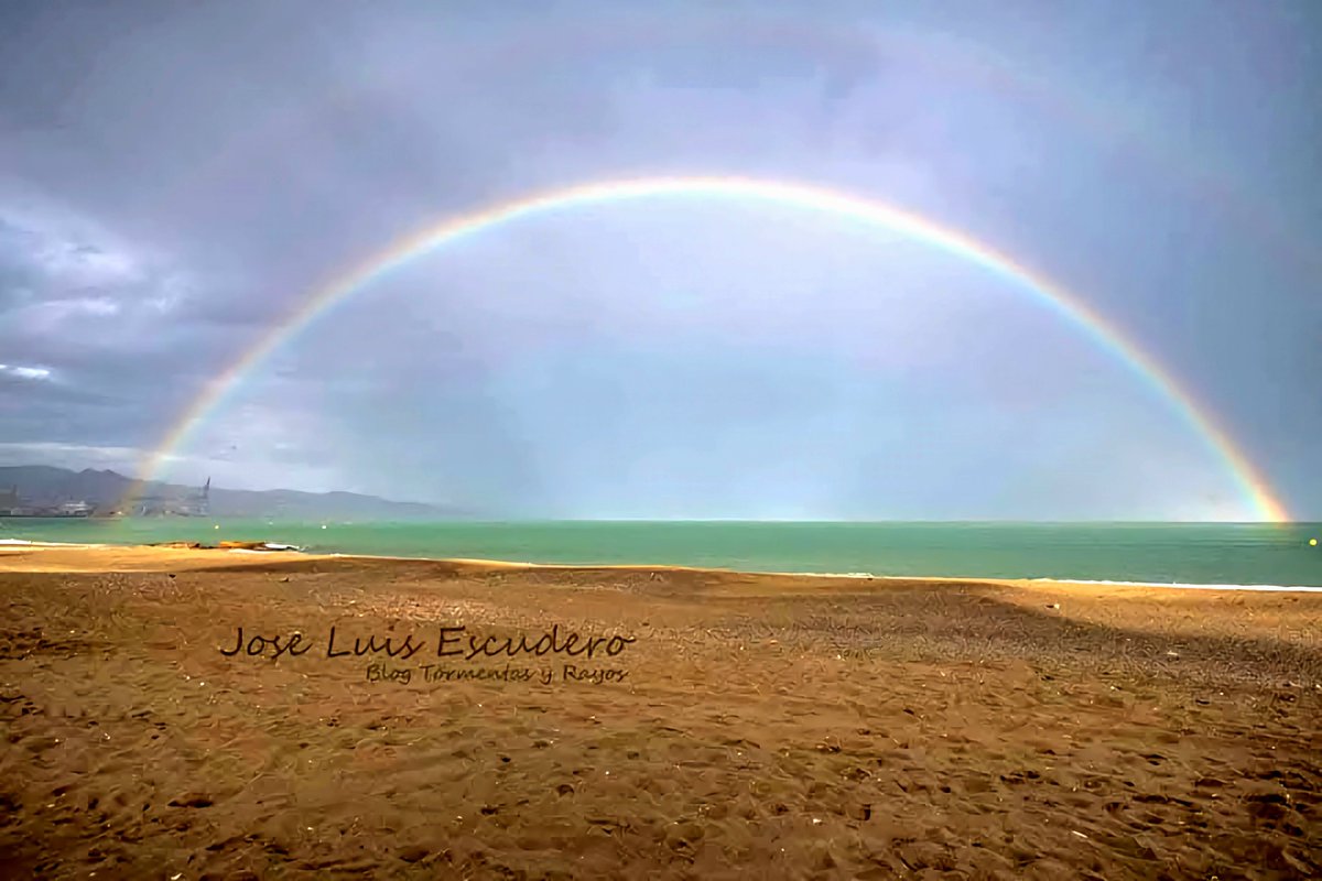 tormentayrayos's tweet photo. La magia del arcoiris en Málaga capital. https://t.co/6zLZ33QgBn