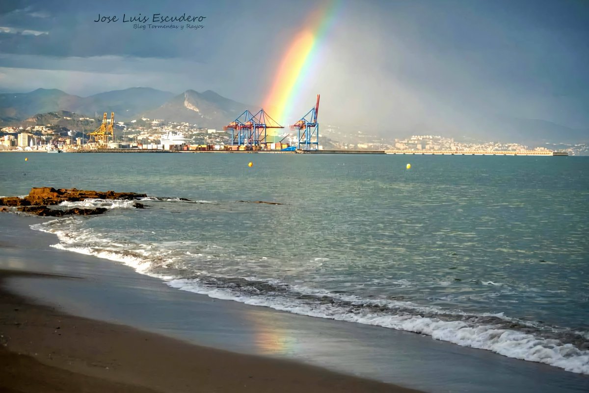 tormentayrayos's tweet photo. La magia del arcoiris en Málaga capital. https://t.co/6zLZ33QgBn
