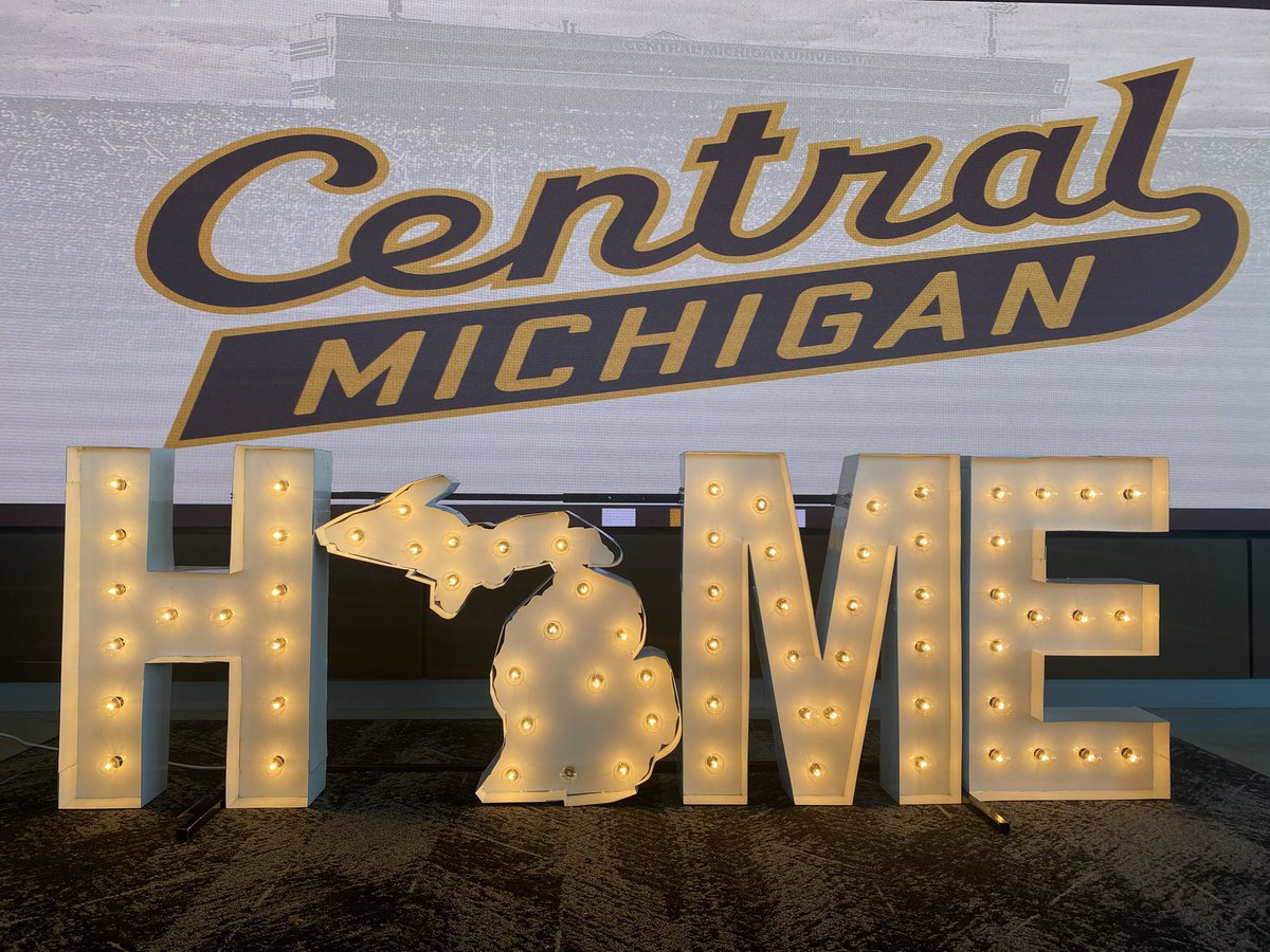 CharlieFolino's tweet photo. I had a great visit at Central Michigan today. 
@EScottEmuakpor1 @Coach_Javi1 @Coach_BJFarrell @CoachMurphy87 @Athletic_Zae @jashon_starks https://t.co/u5irW7SjGl