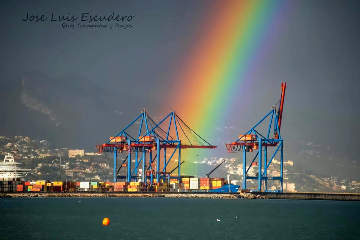 tormentayrayos's tweet photo. La magia del arcoiris en Málaga capital. https://t.co/6zLZ33QgBn