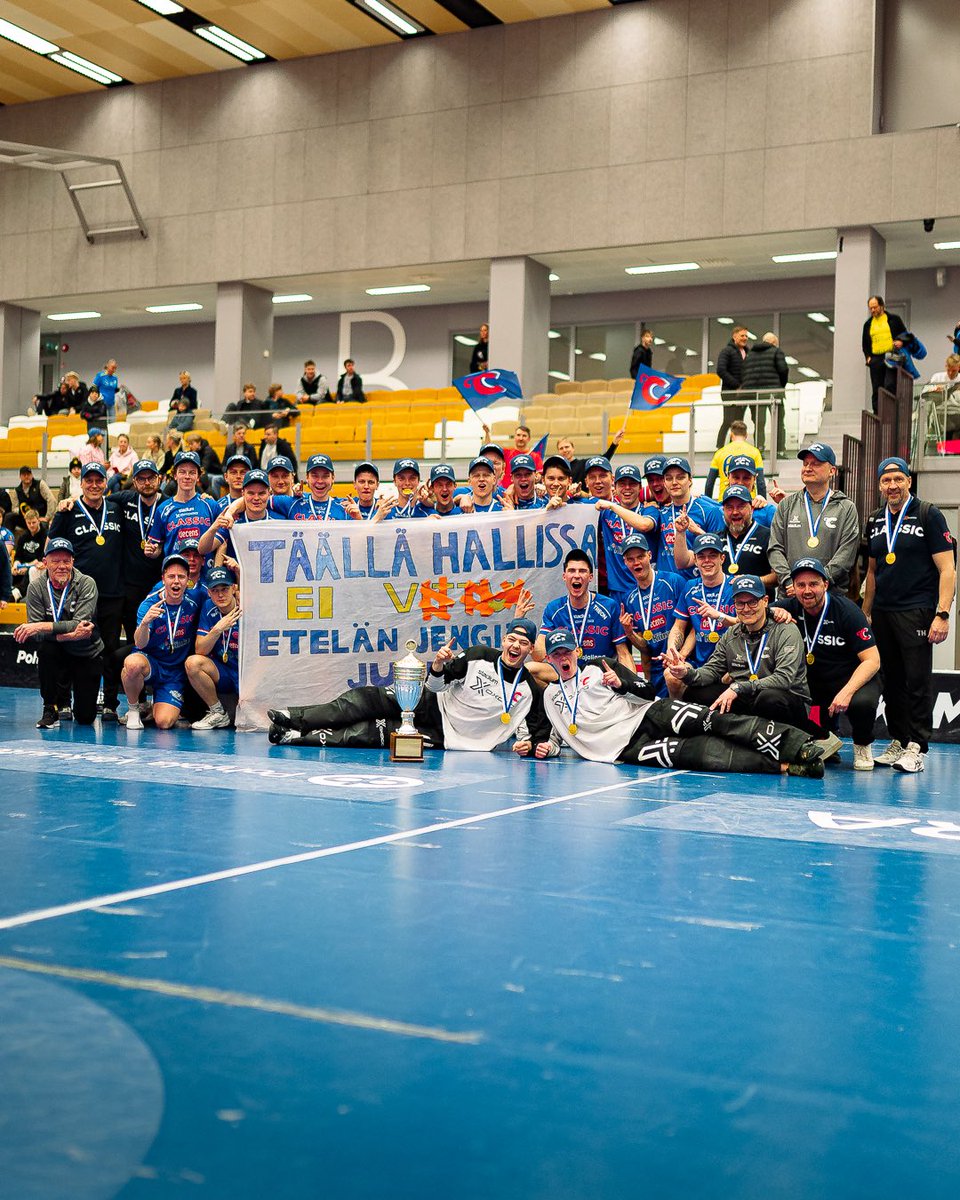 🏆💙 Nämä jätkät! Kiitollinen, että sai olla messissä kokemassa kaikenlaista. Pitkä, opettavainen, haastava ja hauska kausi kaikkinensa. 

Hieno joukko urheilijoita, jotka heittäytyivät tavoittelemaan rajojaan. 

Kiitos Ols p22 hienosta ja rehdistä sarjasta🤝 

#salibandy