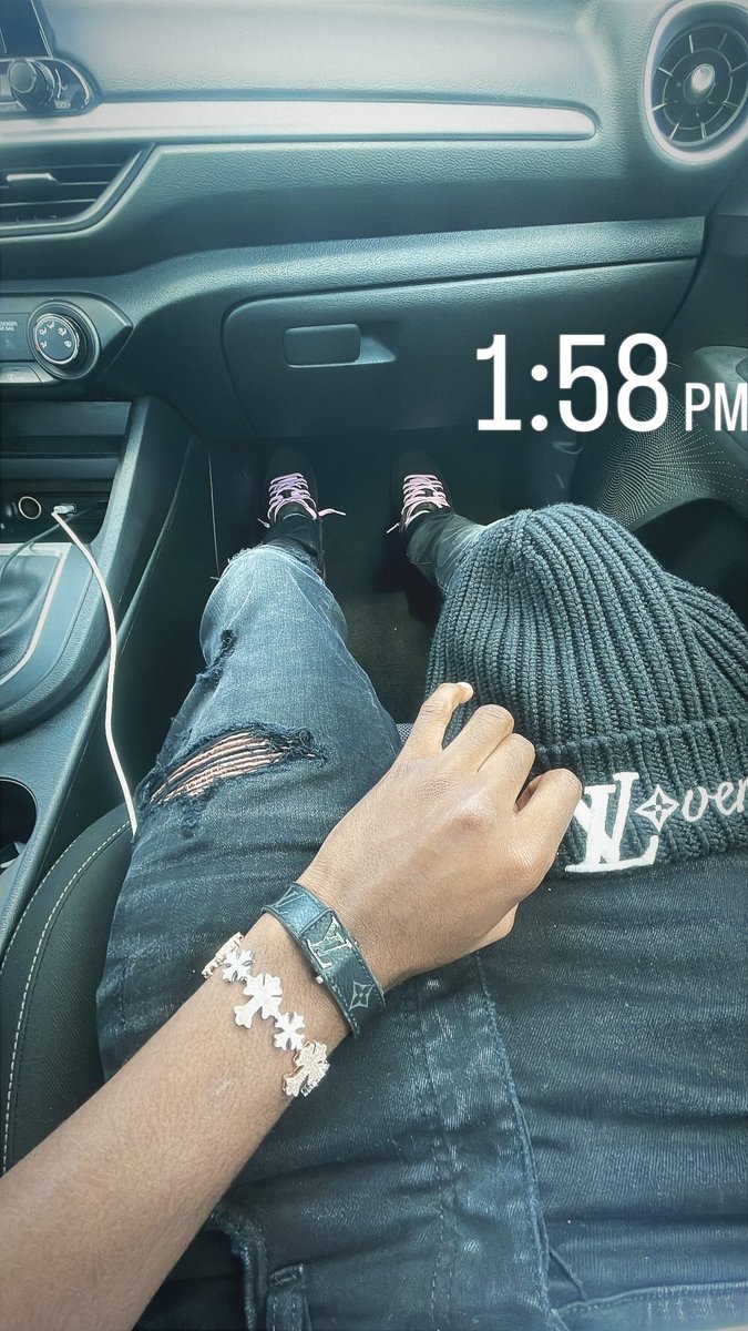 glxtchezz26's tweet photo. This 💩 real life 😂💲 https://t.co/v6Vr4qz63c