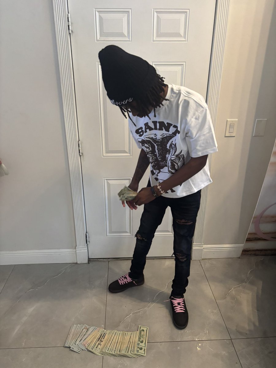 glxtchezz26's tweet photo. This 💩 real life 😂💲 https://t.co/v6Vr4qz63c