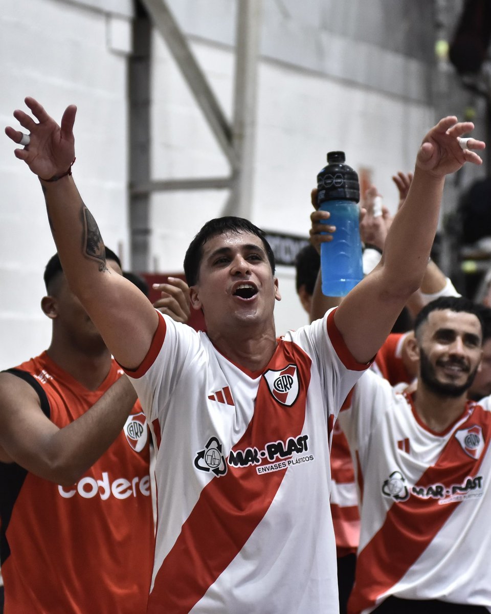 carpfutsal's tweet photo. LA BANDA DE RIVER ⚪️❤️⚪️ https://t.co/Hm6G0bWE5a