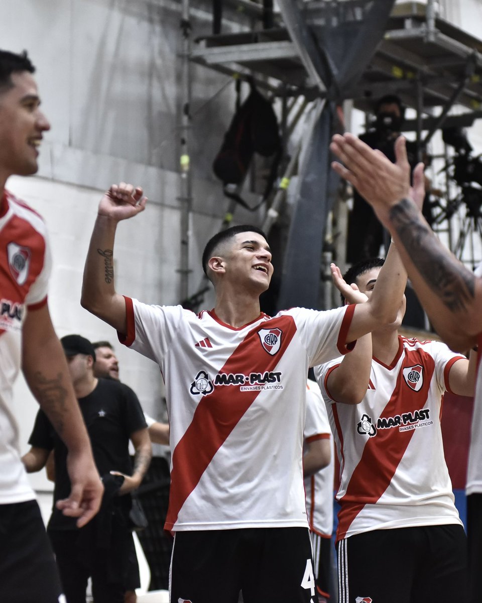 carpfutsal's tweet photo. LA BANDA DE RIVER ⚪️❤️⚪️ https://t.co/Hm6G0bWE5a
