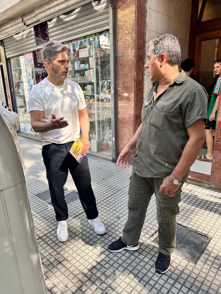 raulpiolaOK's tweet photo. Hoy volvimos a recorrer el barrio y conversar con los vecinos. 💪

Se compartieron muchas ideas y entre los temas que más surgieron estuvieron los nuevos contenedores con tapas anti vandálicas y el funcionamiento de la app #BAColaborativa.

Escuchando sumamos. Siempre amarillo 💛

@jorgemacri @JorgeMacriBA @gzinny @claramuzzio @ProCiudadBsAs