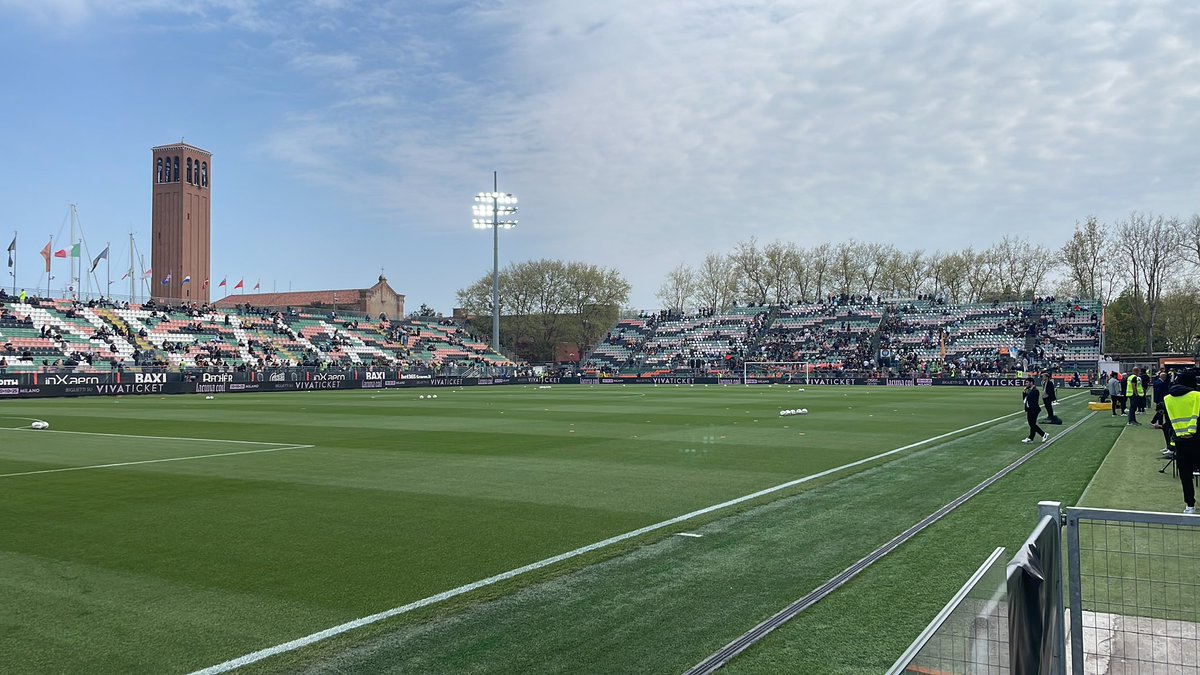 JacopoDeMarchi's tweet photo. Il fascino del Penzo: arrivo in vaporetto con gli ultras, spritz con i cori delle brigate in corso, la passeggiata verso lo stadio e Poi in quale altra città esci dallo stadio e 10 minuti dopo ti ritrovi dentro una chiesa ad ammirare Tintoretto e Veronese? #veneziacalcio https://t.co/JY8uFmEnim