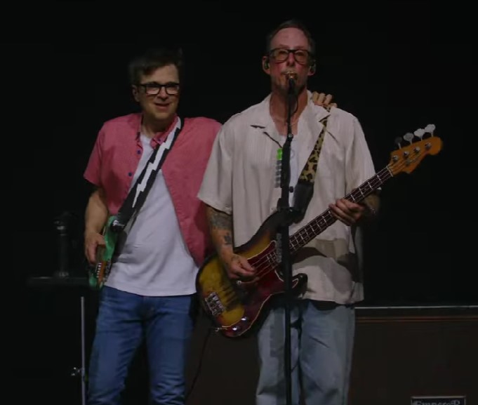 Rivers with the shoulder squeeze
His bassist had a hell of a week
#weezer 
#Coachella